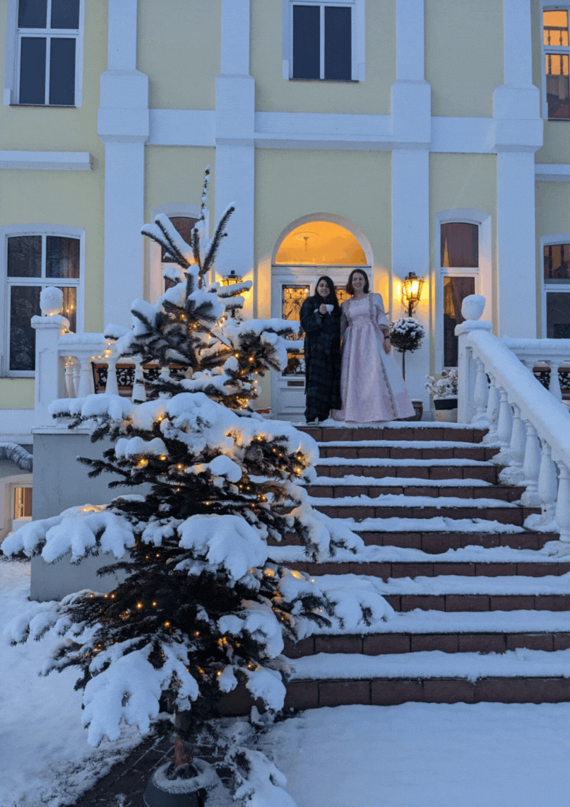Dein Kulturreferat als Earl und Prinzessin vor einem Herrenhaus.